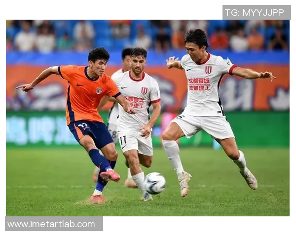 因足球迷愤怒砸毁雕像的球星背后的故事与情感冲突 因足球迷愤怒砸毁雕像的球星背后的故事与情感冲突