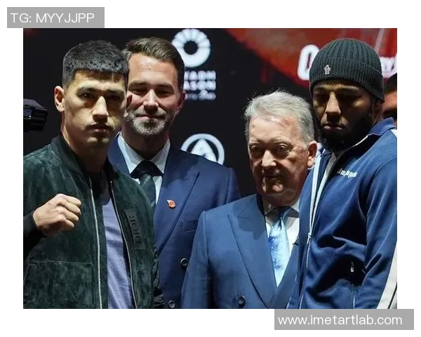 足球巨星怒拳争锋，绿茵场上掀起激烈对决，谁才是真正的拳王